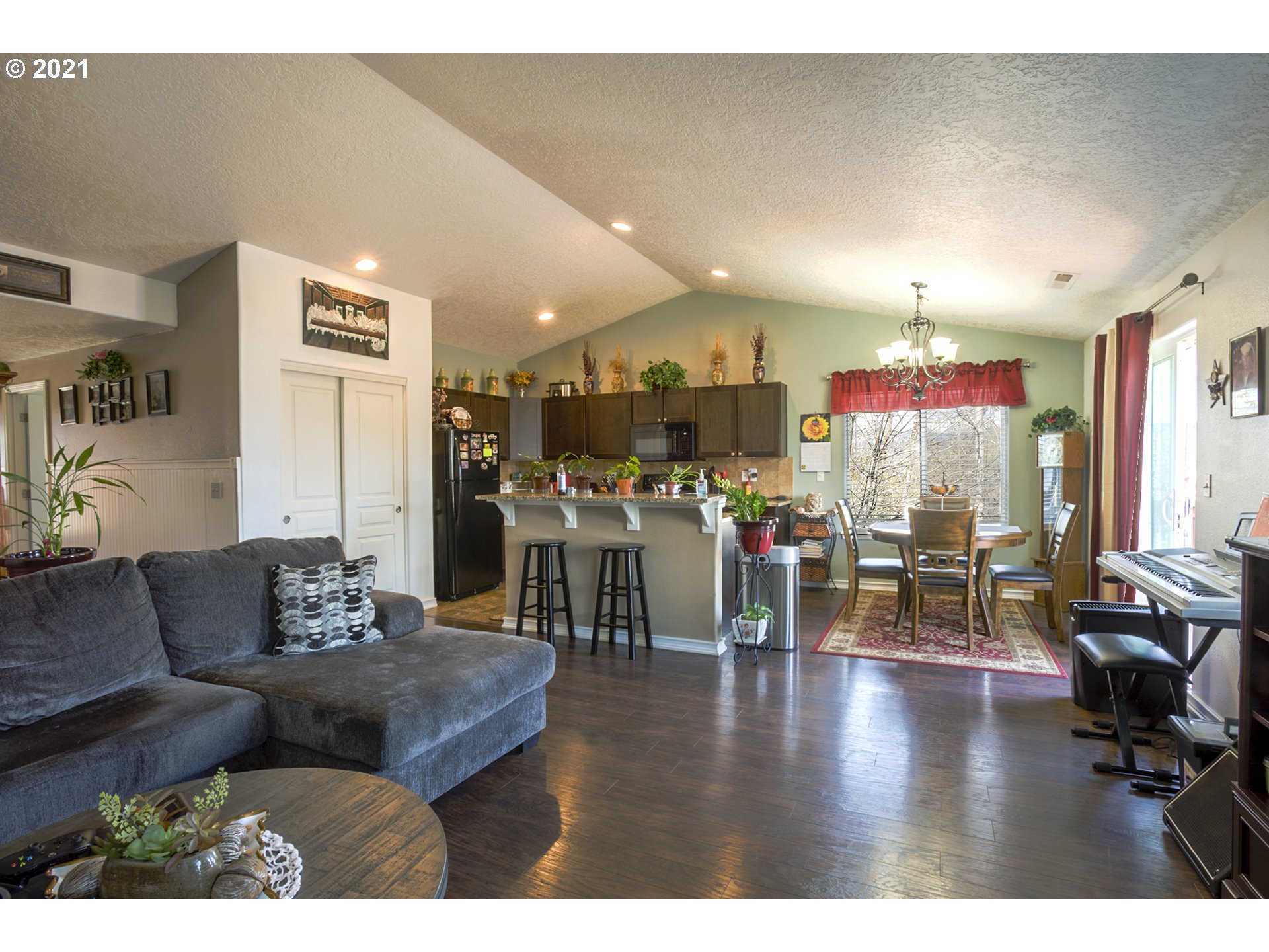 539 South 48th Place Springfield, OR 97478 - Photo 16 of 32 a living room with furniture and wooden floor