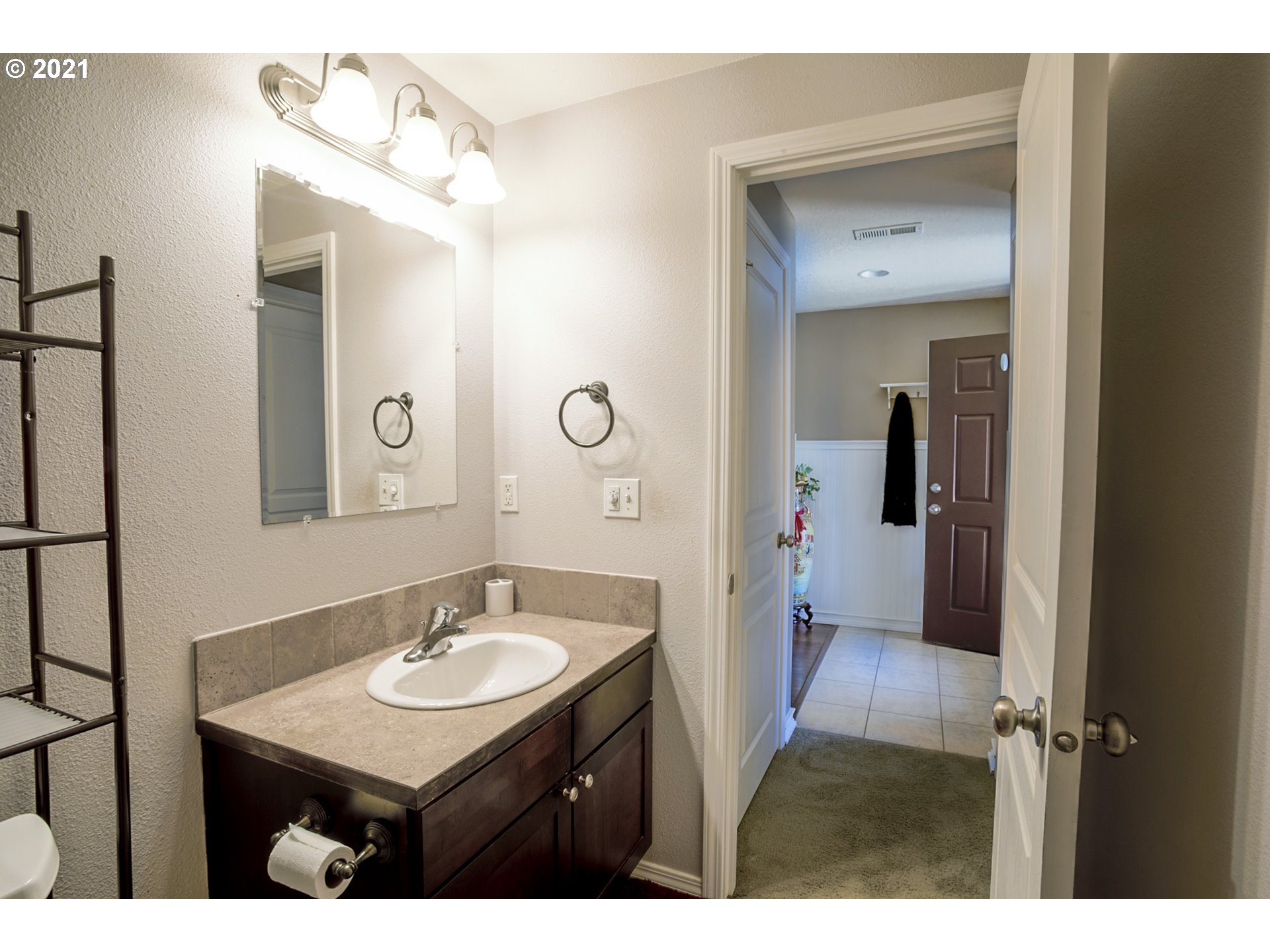 539 South 48th Place Springfield, OR 97478 - Photo 8 of 32 a bathroom with a sink vanity and a mirror