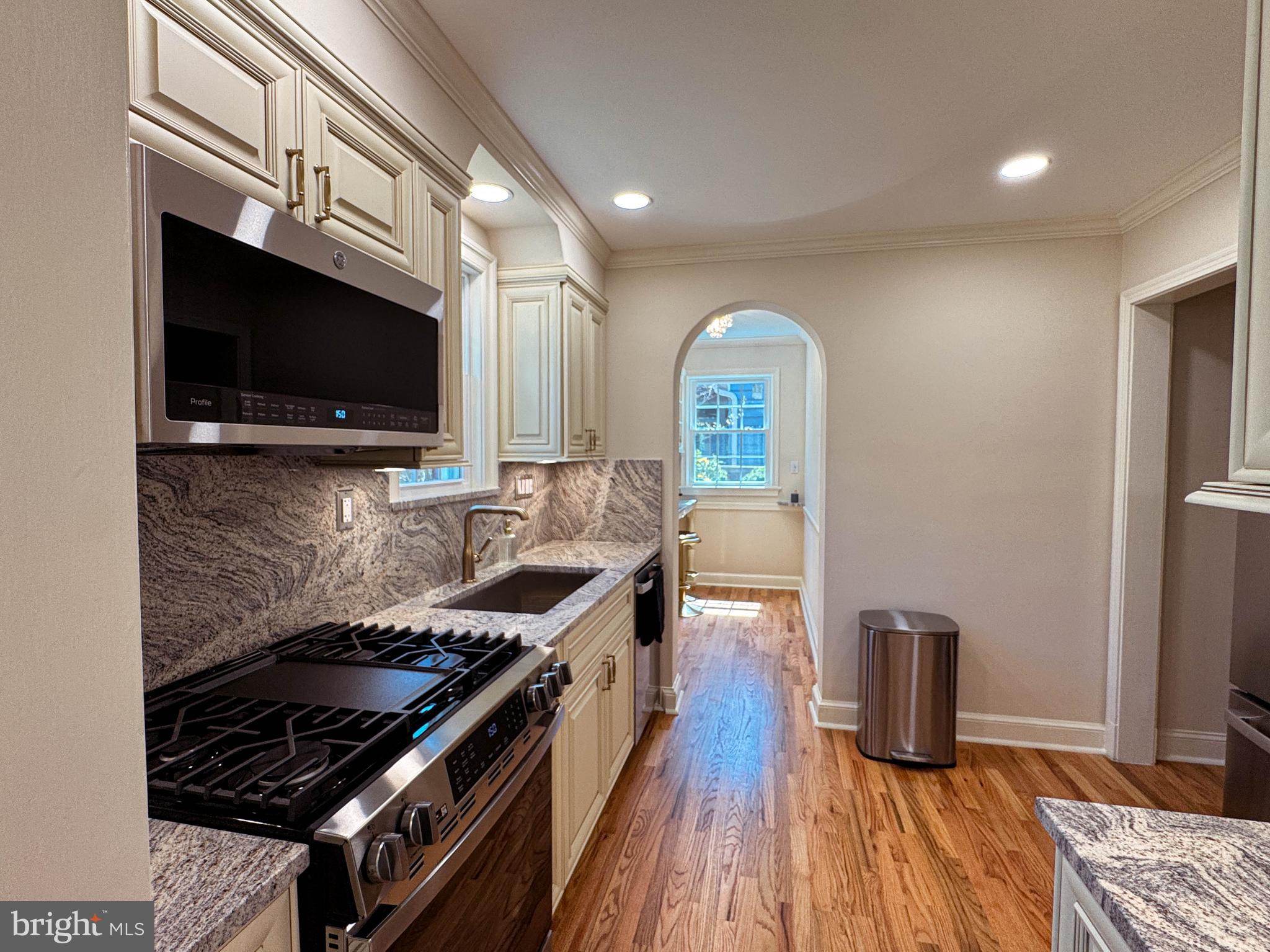 9421 Thornhill Road Silver Spring, MD 20901 - Photo 12 of 42 Kitchen