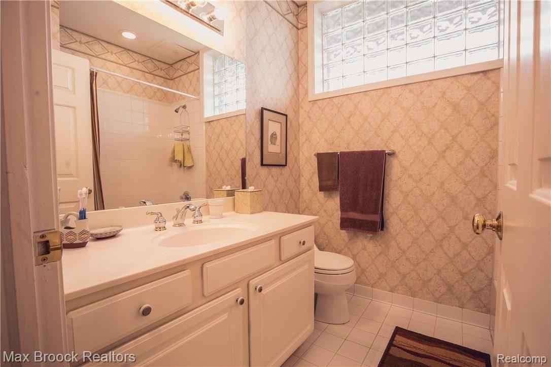 3147 Fairgrove Terrace, Unit 7 Rochester, MI 48309 - Photo 46 of 52 LOWER LEVEL FULL BATH