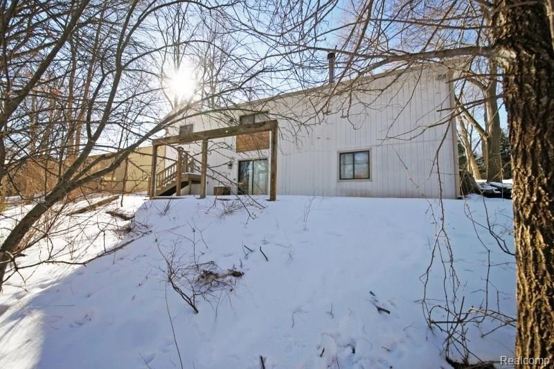3120 Smugglers Ridge Walled Lake, MI 48390 - Photo 21 of 22 Rear View House