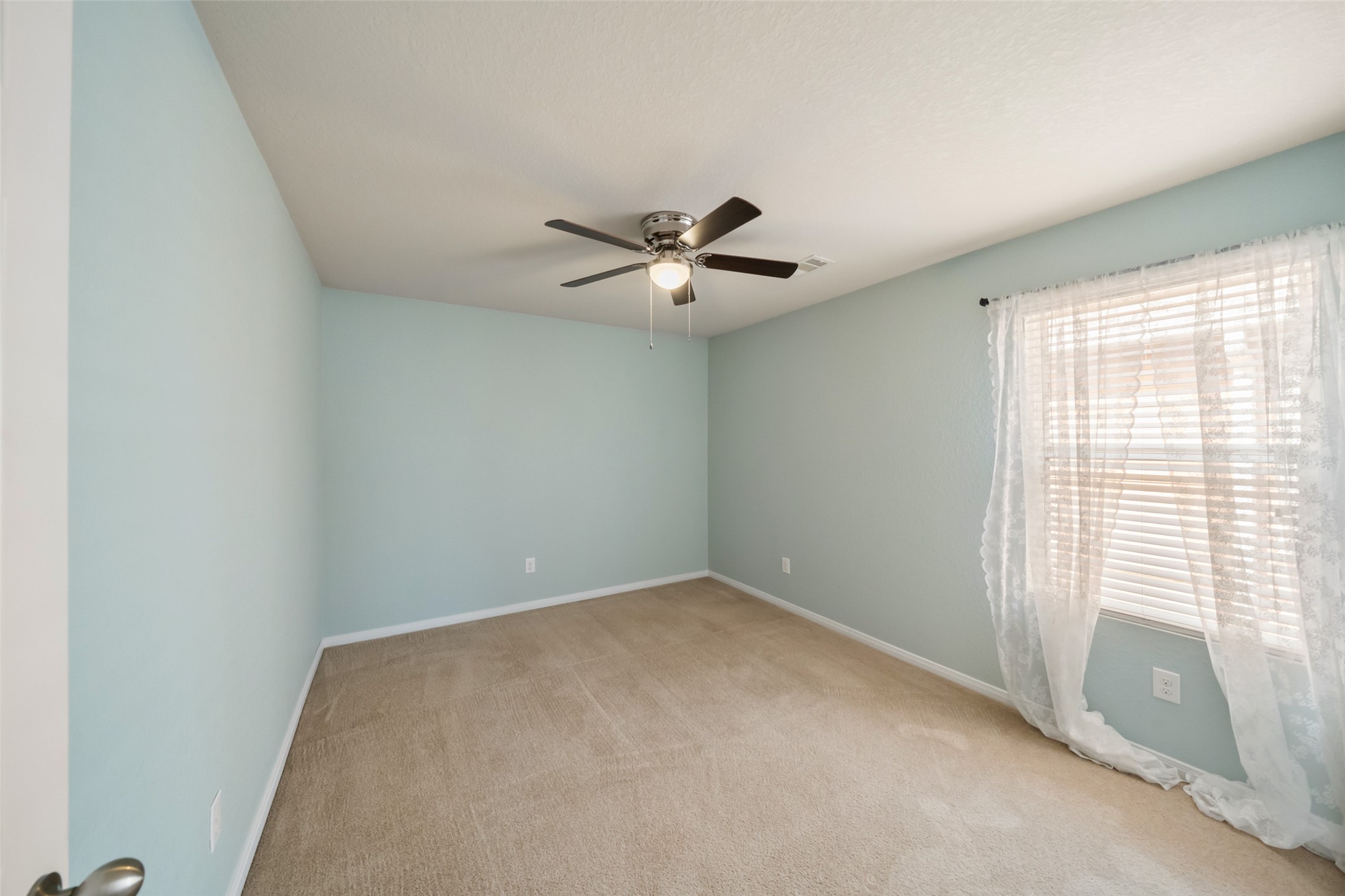 28915 Birch Green Way Spring, TX 77386 - Photo 19 of 30 an empty room with a window and a ceiling fan