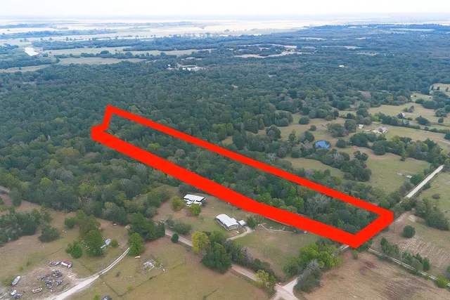 a view of a yard with a lake