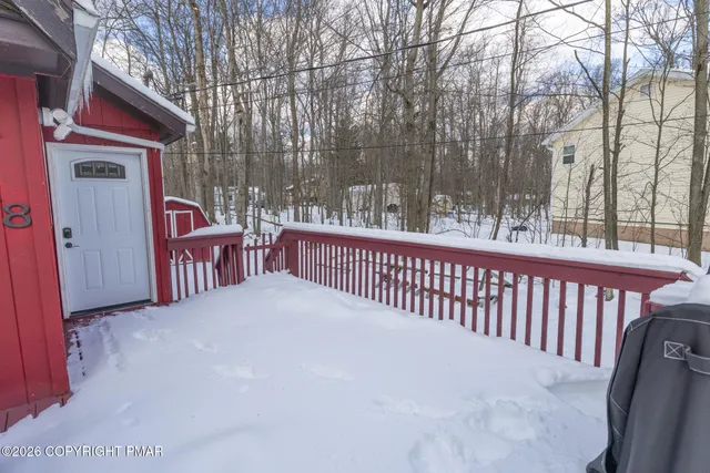 a view of a small house with yard