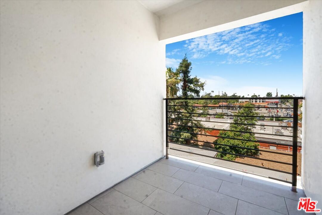 10918 Camarillo Street, Unit 103 North Hollywood, CA 91602 - Photo 25 of 38 a view of a terrace