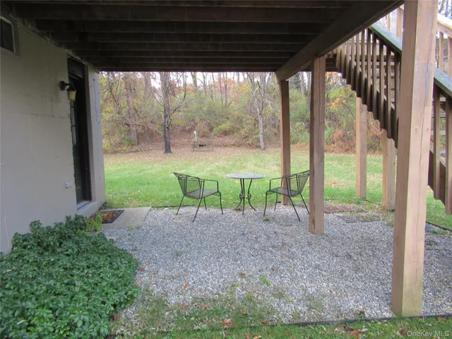 a view of a house with backyard