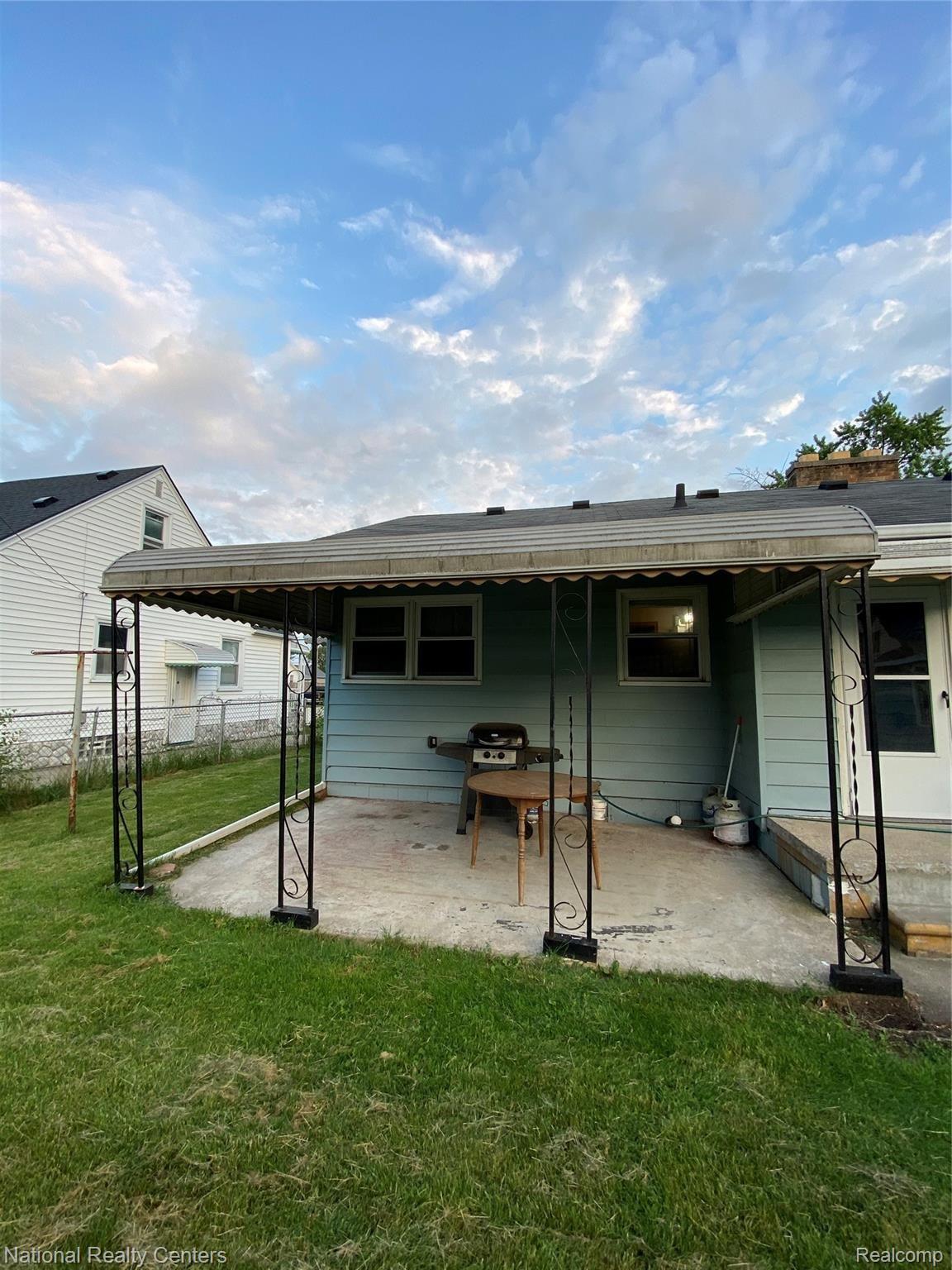 8275 Stephens Road Center Line, MI 48015 - Photo 18 of 20 patio stephens.jpg