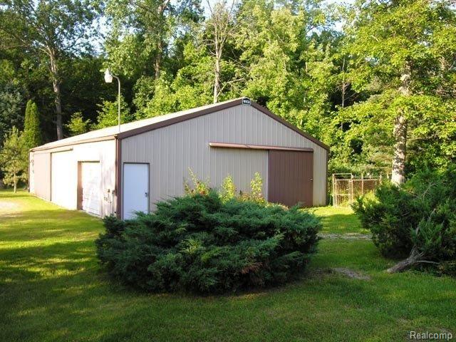 7765 Kendall Road Columbus, MI 48063 - Photo 3 of 20 3 barn