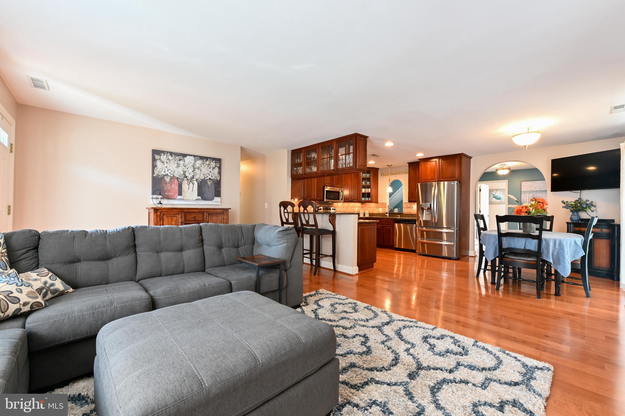 128 Washington Road Edgewater, MD 21037 - Photo 20 of 54 Living Room