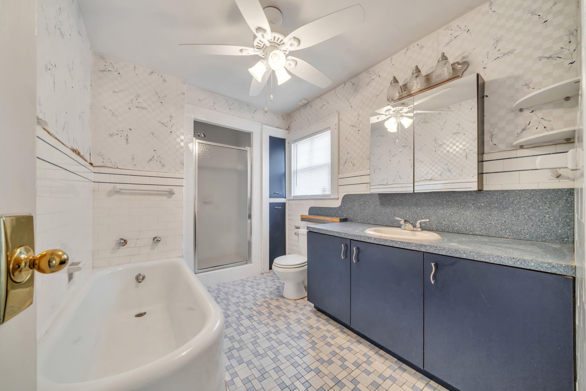865 Livingston Road Elizabeth, NJ 07208 - Photo 21 of 39 a bathroom with a bathtub and a sink