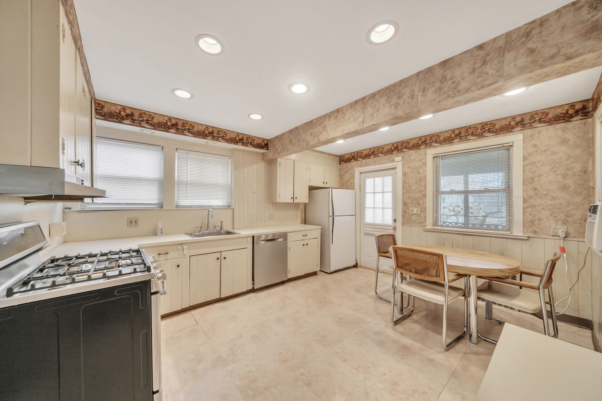 865 Livingston Road Elizabeth, NJ 07208 - Photo 8 of 39 a kitchen with a sink stove and cabinets