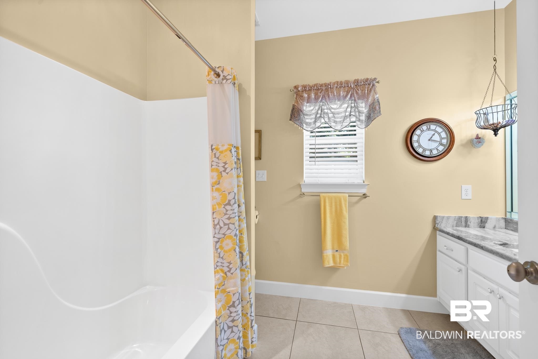 26664 Harbor Ridge Drive Orange Beach, AL 36561 - Photo 20 of 38 Guest Bath