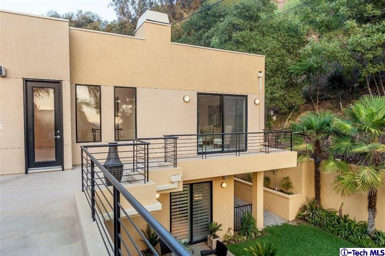 2190 Kinneloa Canyon Road Pasadena, CA 91107 - Photo 22 of 24 a balcony with table and chairs