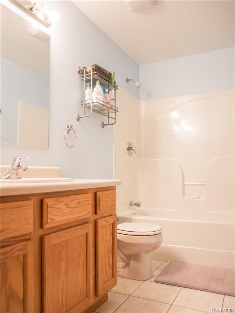 99 Childress Avenue Rochester, MI 48307 - Photo 37 of 43 040 Upstairs Full Bath.jpg