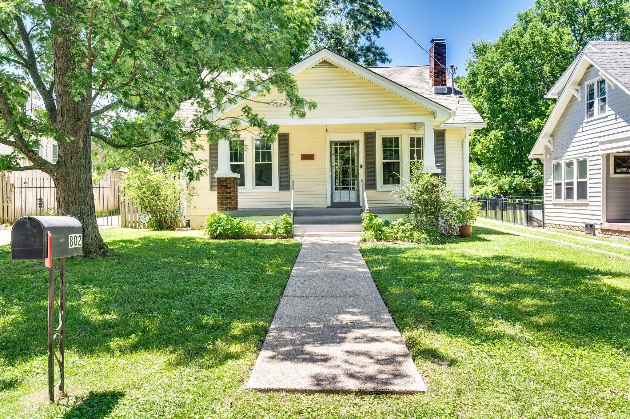 802 North 16th Street Nashville, TN 37206 - Photo 2 of 44 a front view of a house with yard and green space
