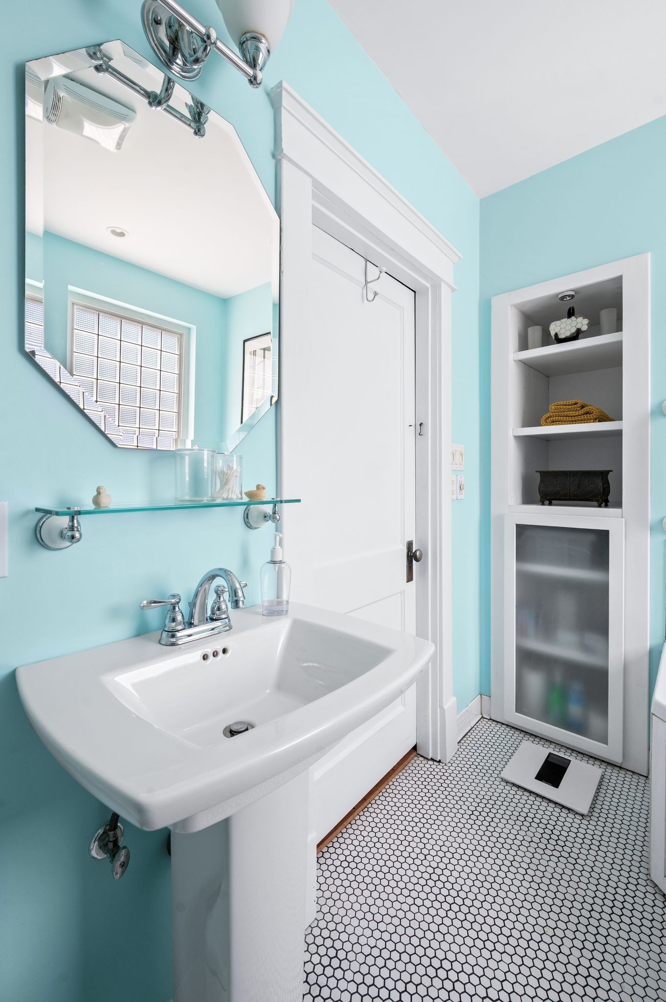 802 North 16th Street Nashville, TN 37206 - Photo 28 of 44 a bathroom with a sink a toilet and a mirror