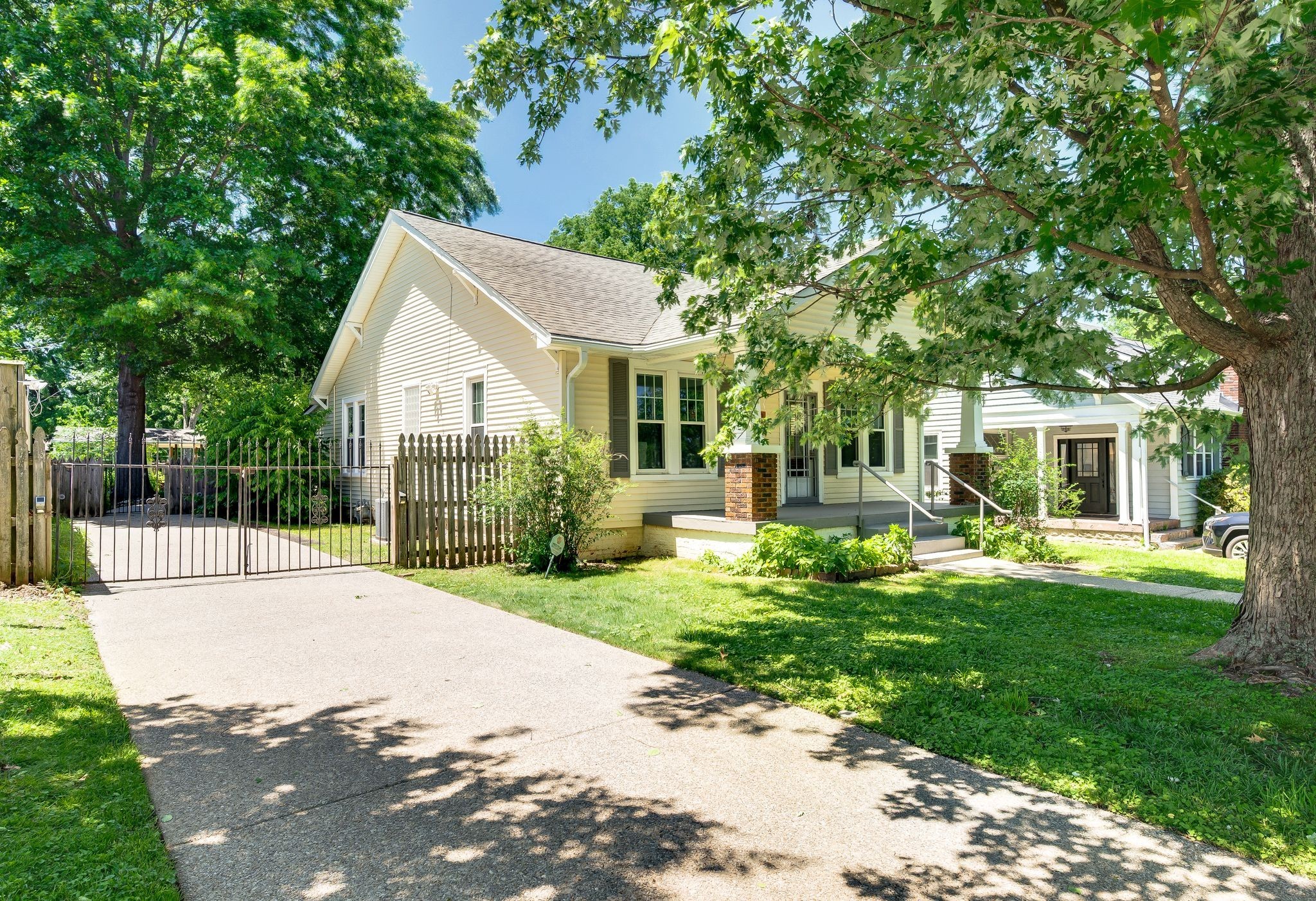 802 North 16th Street Nashville, TN 37206 - Photo 3 of 44 a view of a house with backyard and sitting area