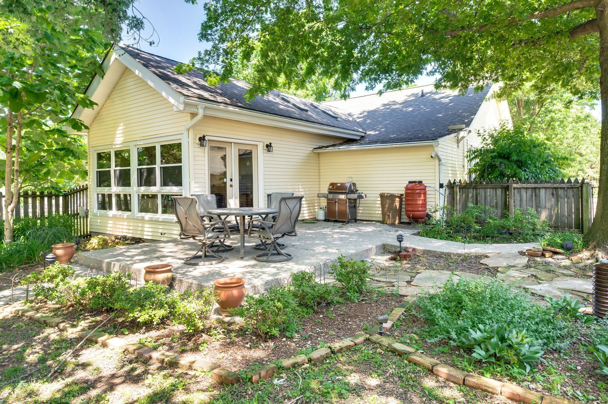 802 North 16th Street Nashville, TN 37206 - Photo 43 of 44 a view of a house with backyard and sitting area
