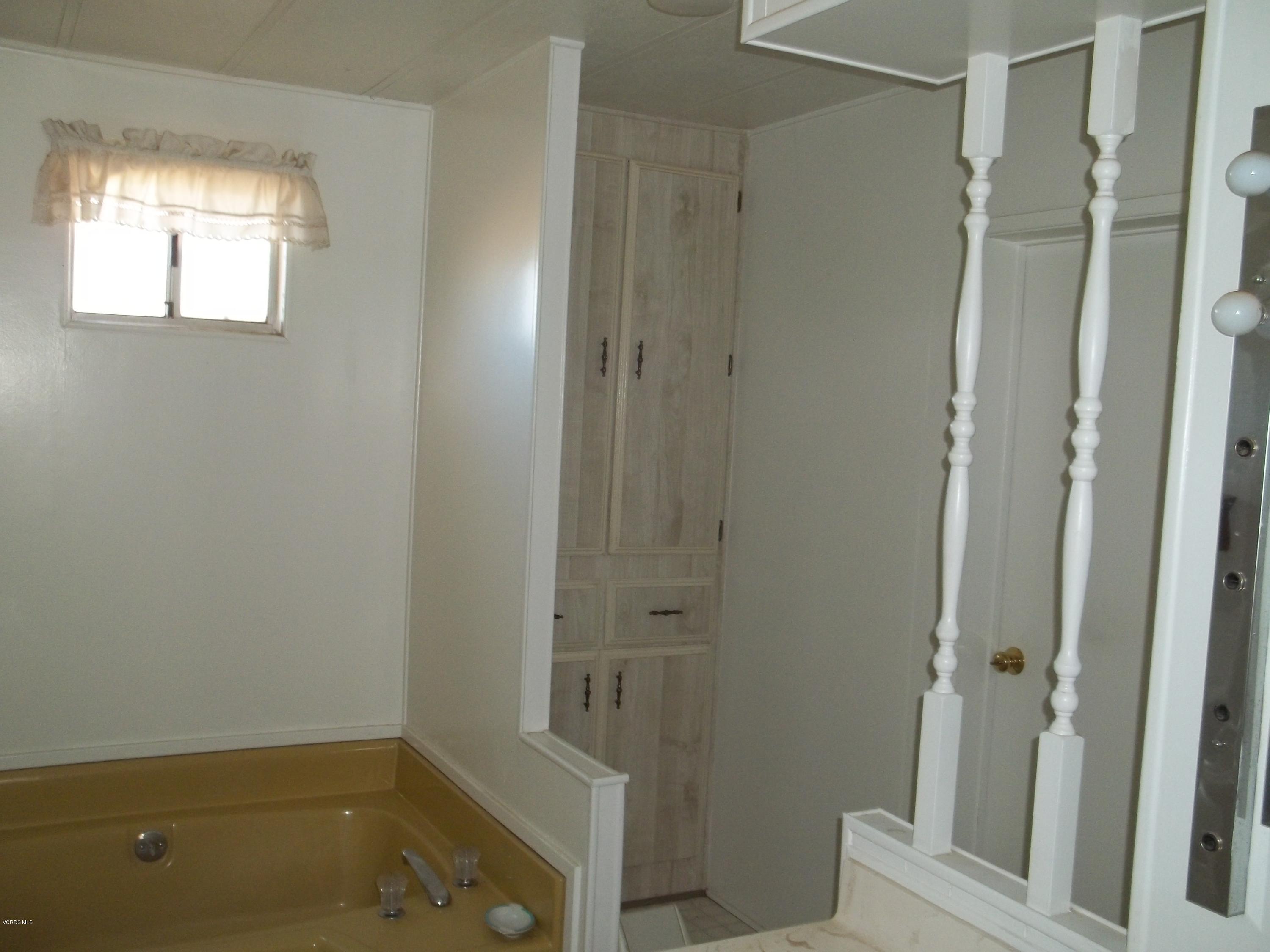 19370 Water Canyon Road Tehachapi, CA 93561 - Photo 18 of 38 a bathroom with a tub and toilet