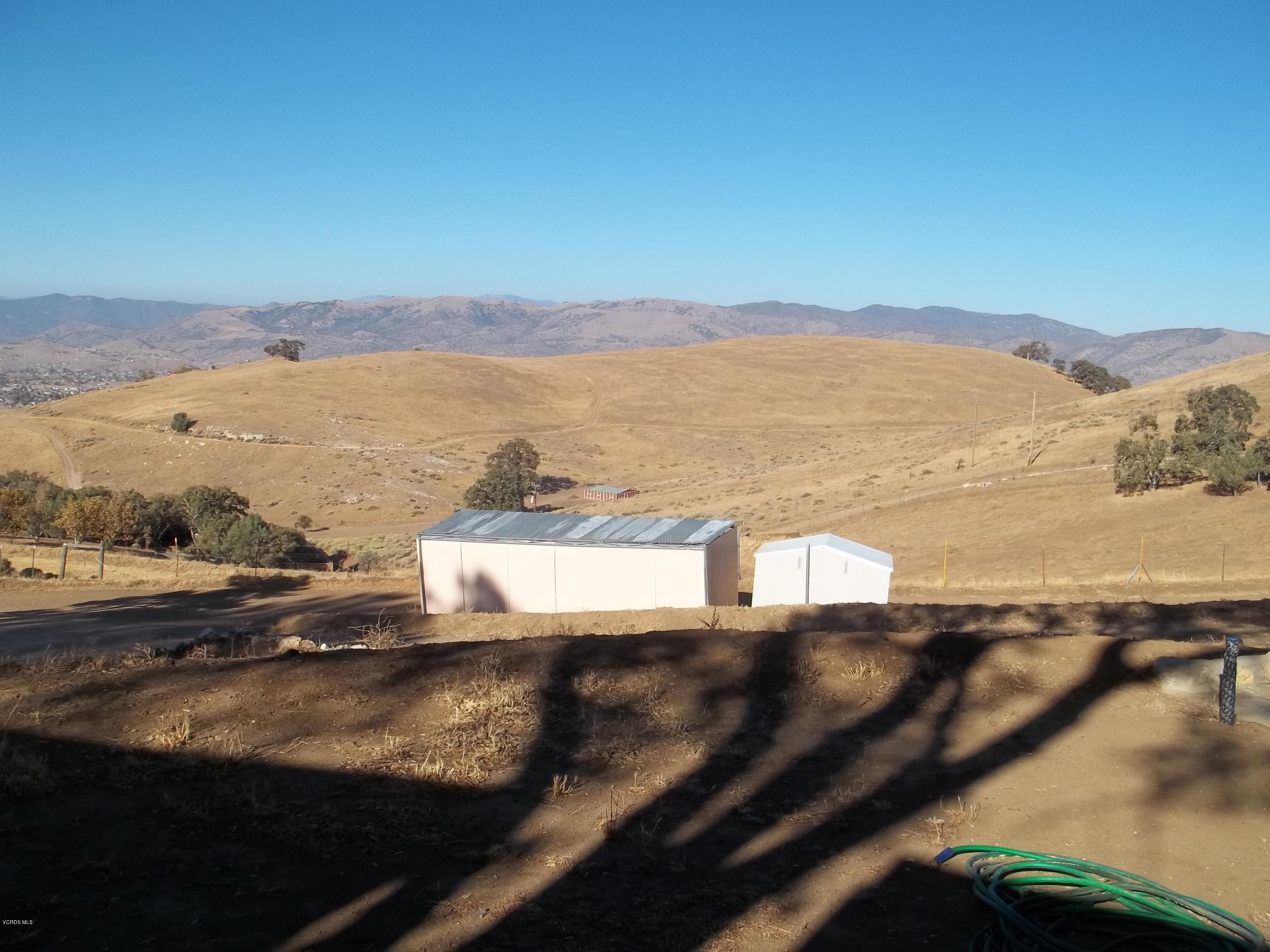 19370 Water Canyon Road Tehachapi, CA 93561 - Photo 3 of 38 a view of an ocean and a mountain