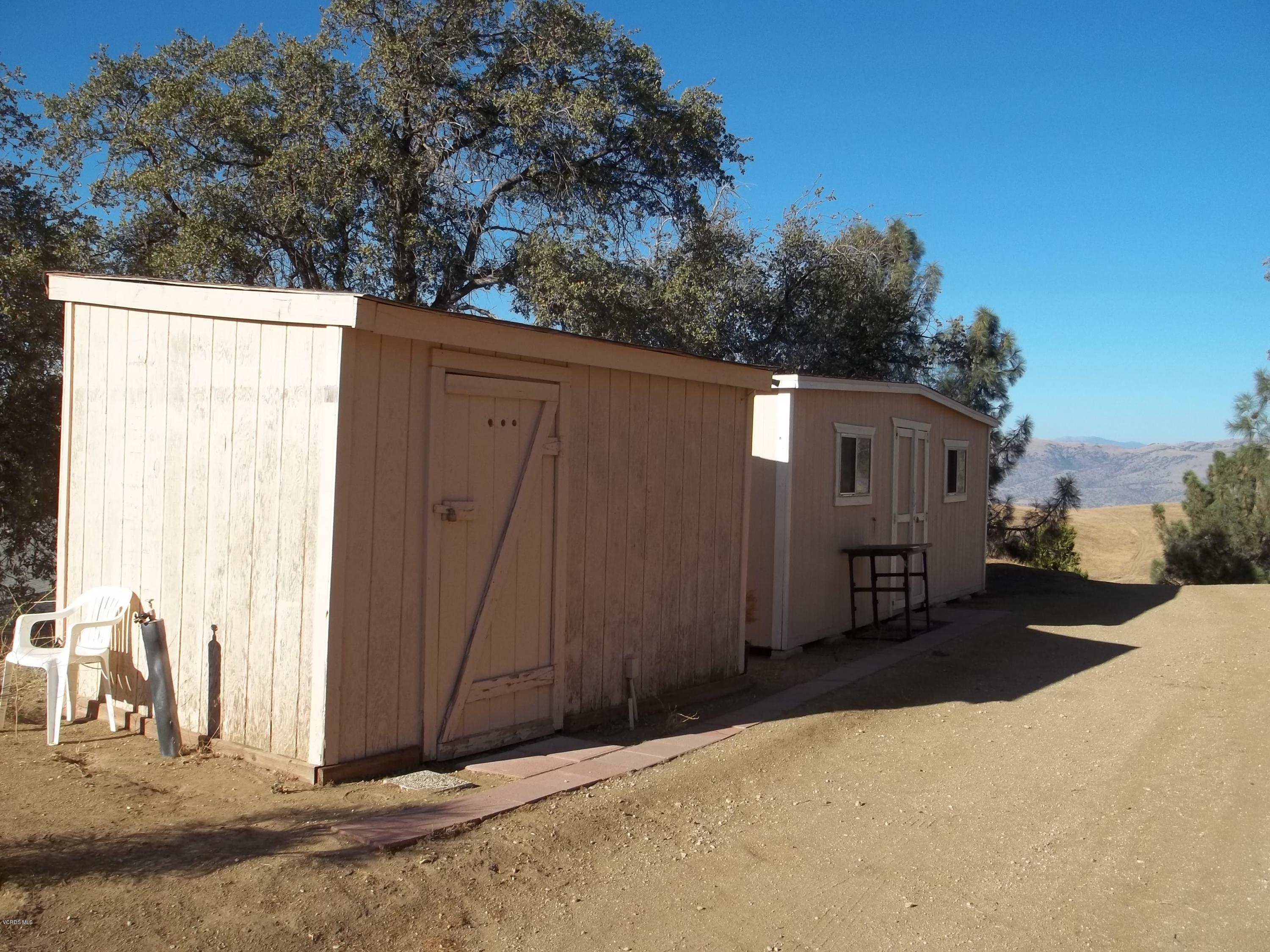 19370 Water Canyon Road Tehachapi, CA 93561 - Photo 34 of 38 a backyard of a house