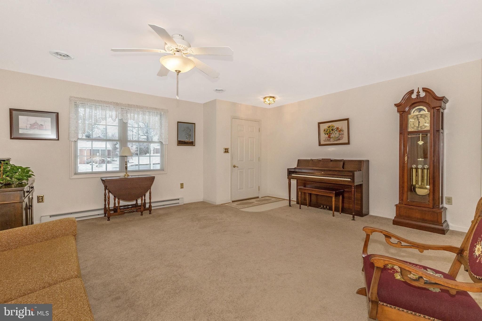 18014 Pin Oak Road Hagerstown, MD 21740 - Photo 7 of 51 Living Room