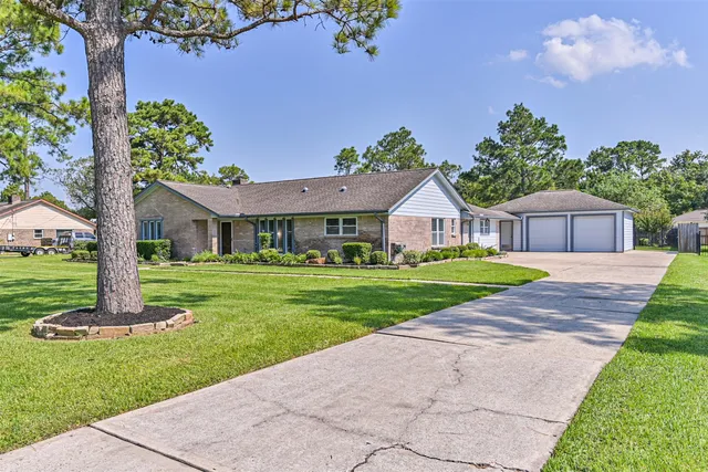 $560,000 | 803 Greenbriar Drive, Friendswood, TX 77546