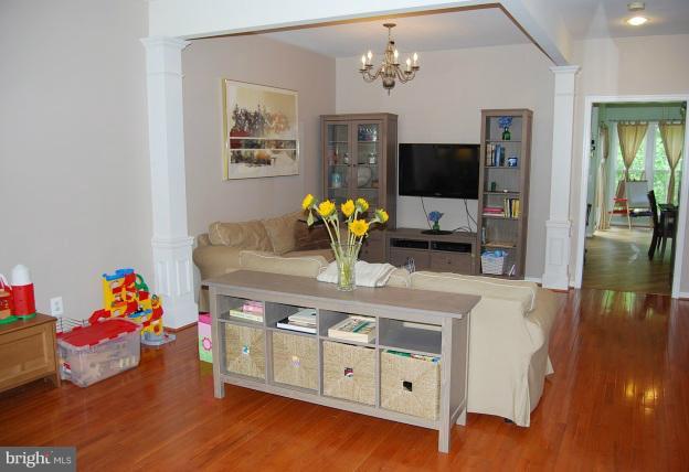 13921 Lullaby Road Germantown, MD 20874 - Photo 6 of 30 Living Room