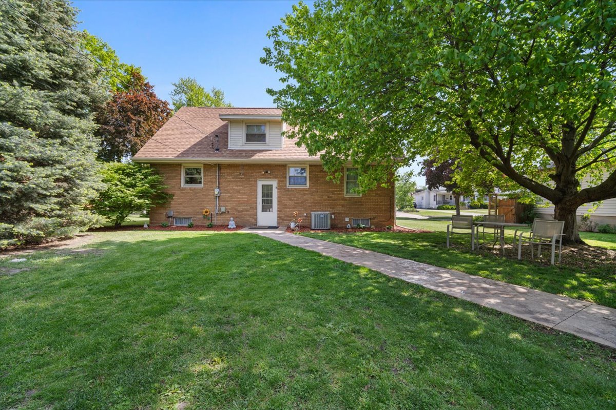 304 West Elm Street Fairbury, IL 61739 - Photo 6 of 38