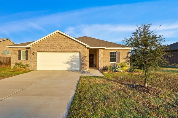 a view of backyard of the house