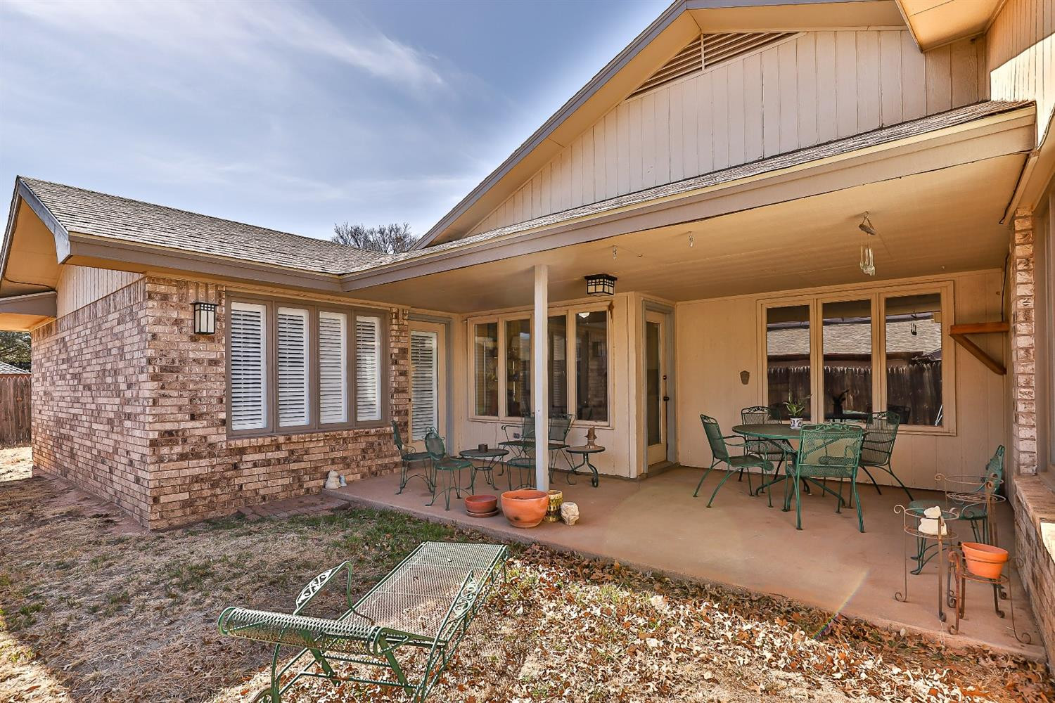 5221 84th Street Lubbock, TX 79424 - Photo 38 of 42 a living room with furniture