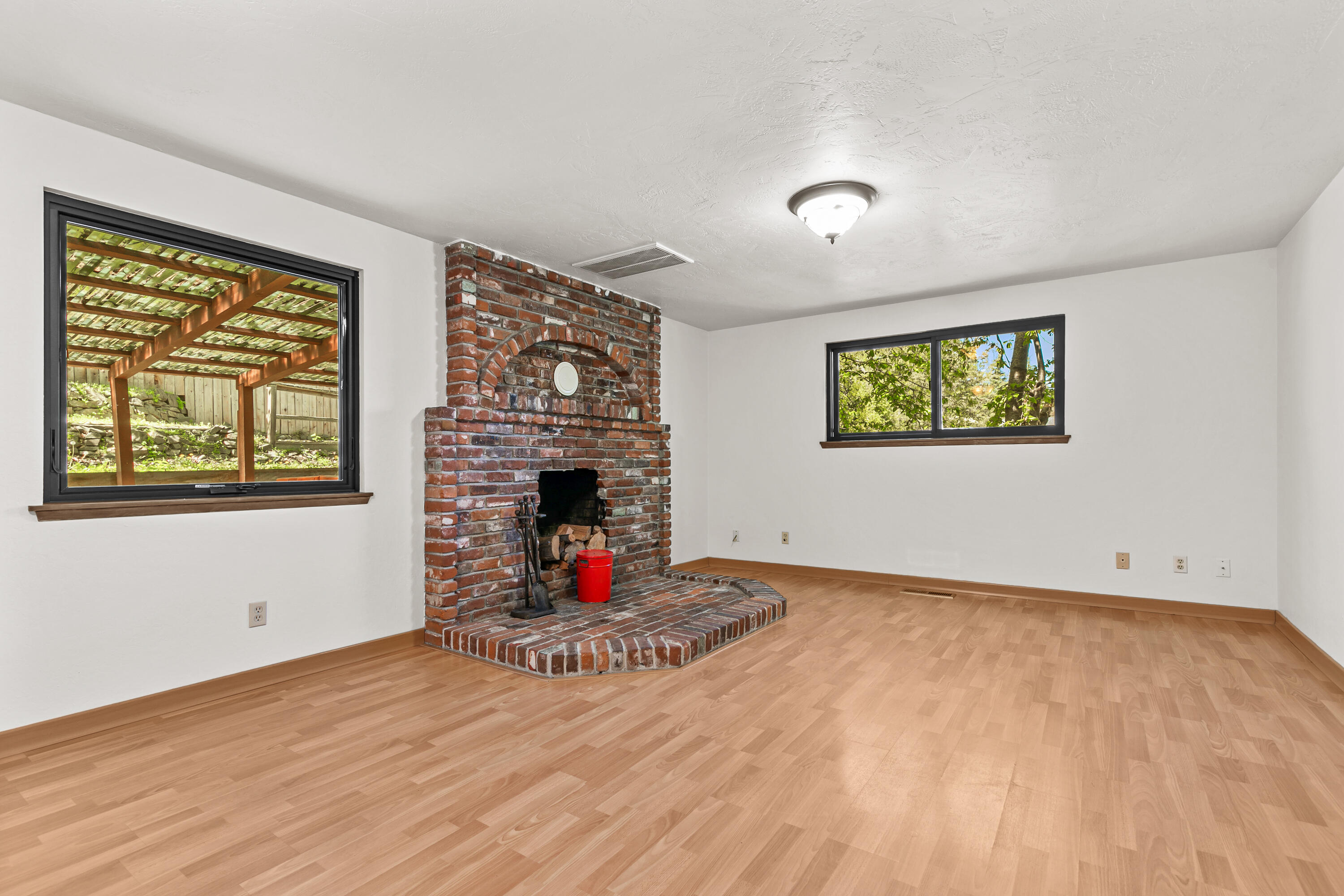 1015 Oneida Circle Ashland, OR 97520 - Photo 7 of 31 1015 Oneida Circle, Ashland, OR 97520