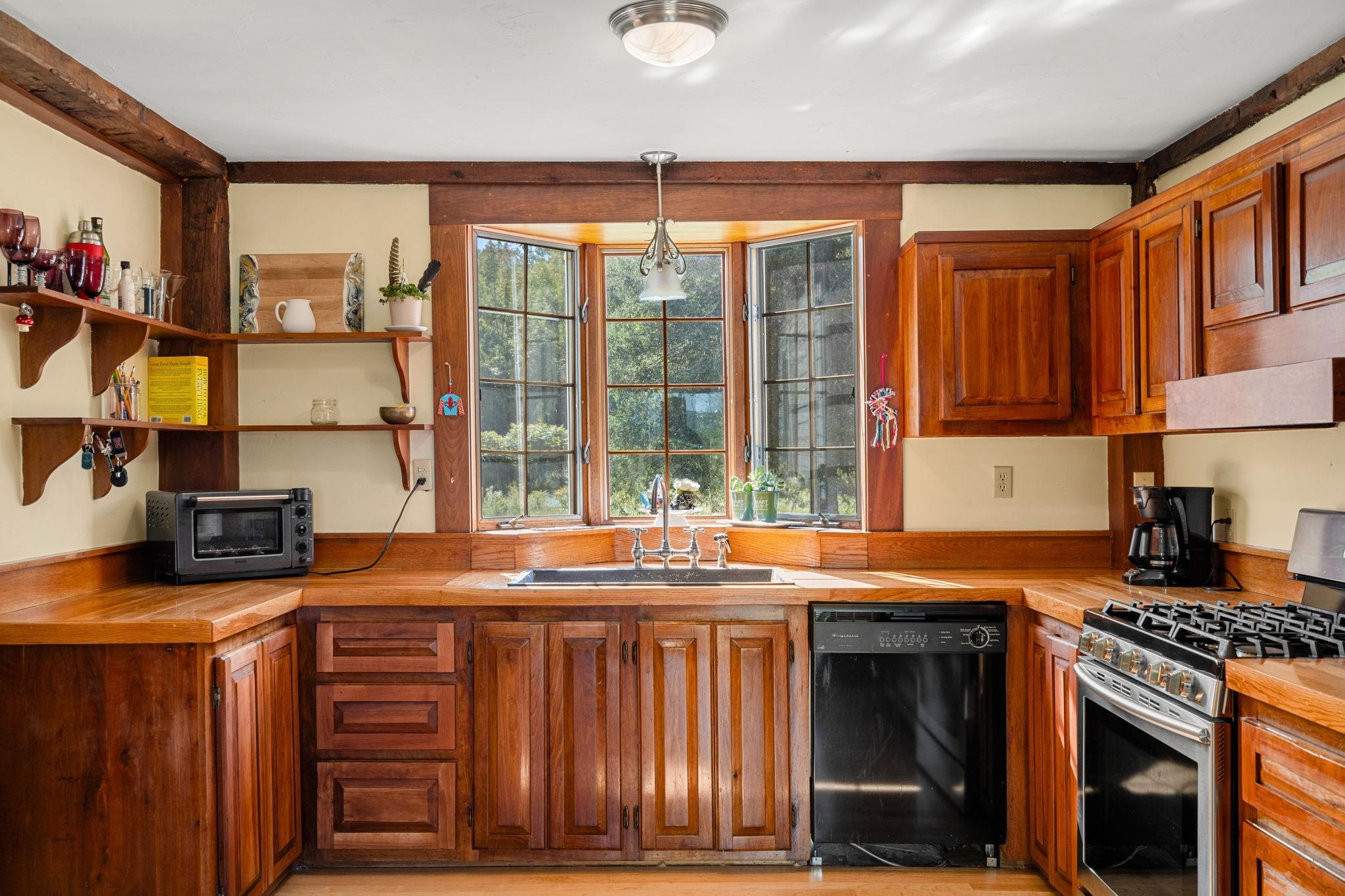 239 Thorndike Road Weare, NH 03281 - Photo 4 of 39 Gallery Image 4