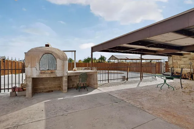 a view of entryway yard