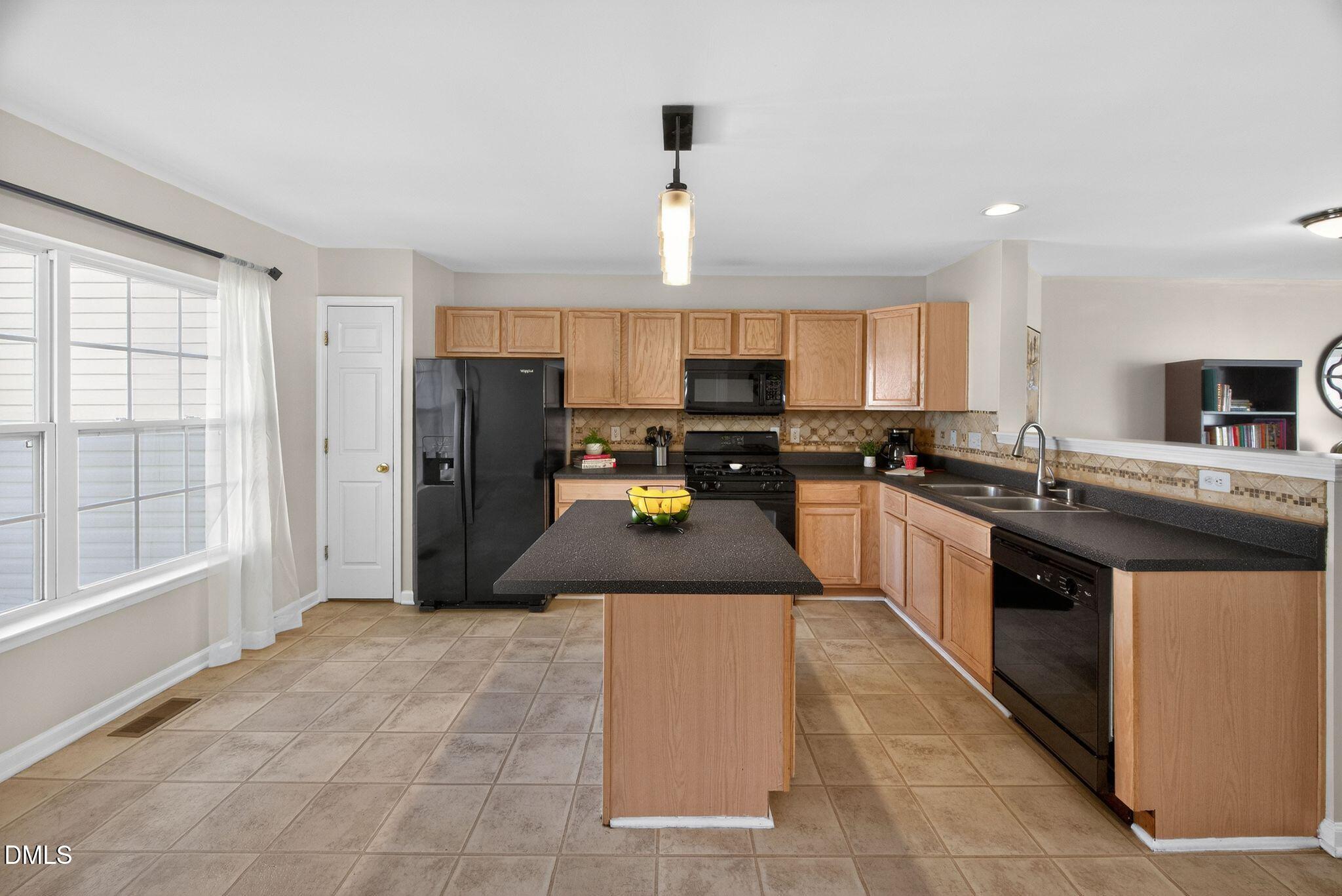 5117 Neuse Commons Lane Raleigh, NC 27616 - Photo 15 of 42 Kitchen