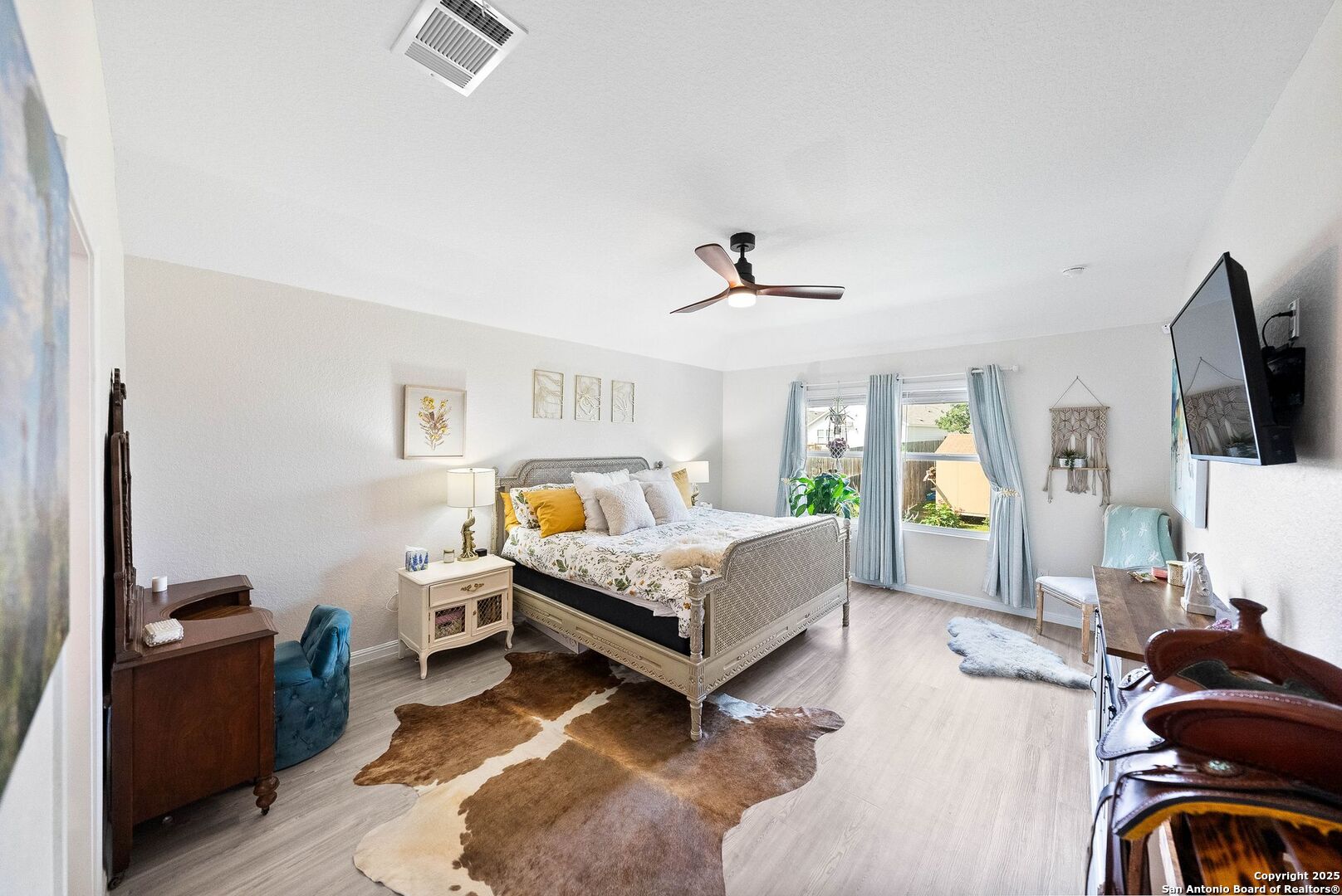 5483 Jasmine Bulverde, TX 78163 - Photo 25 of 71 a living room with furniture and a flat screen tv