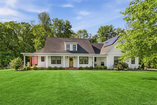 $975,000 | 18 Barnstormer Lane, Red Hook, NY 12571