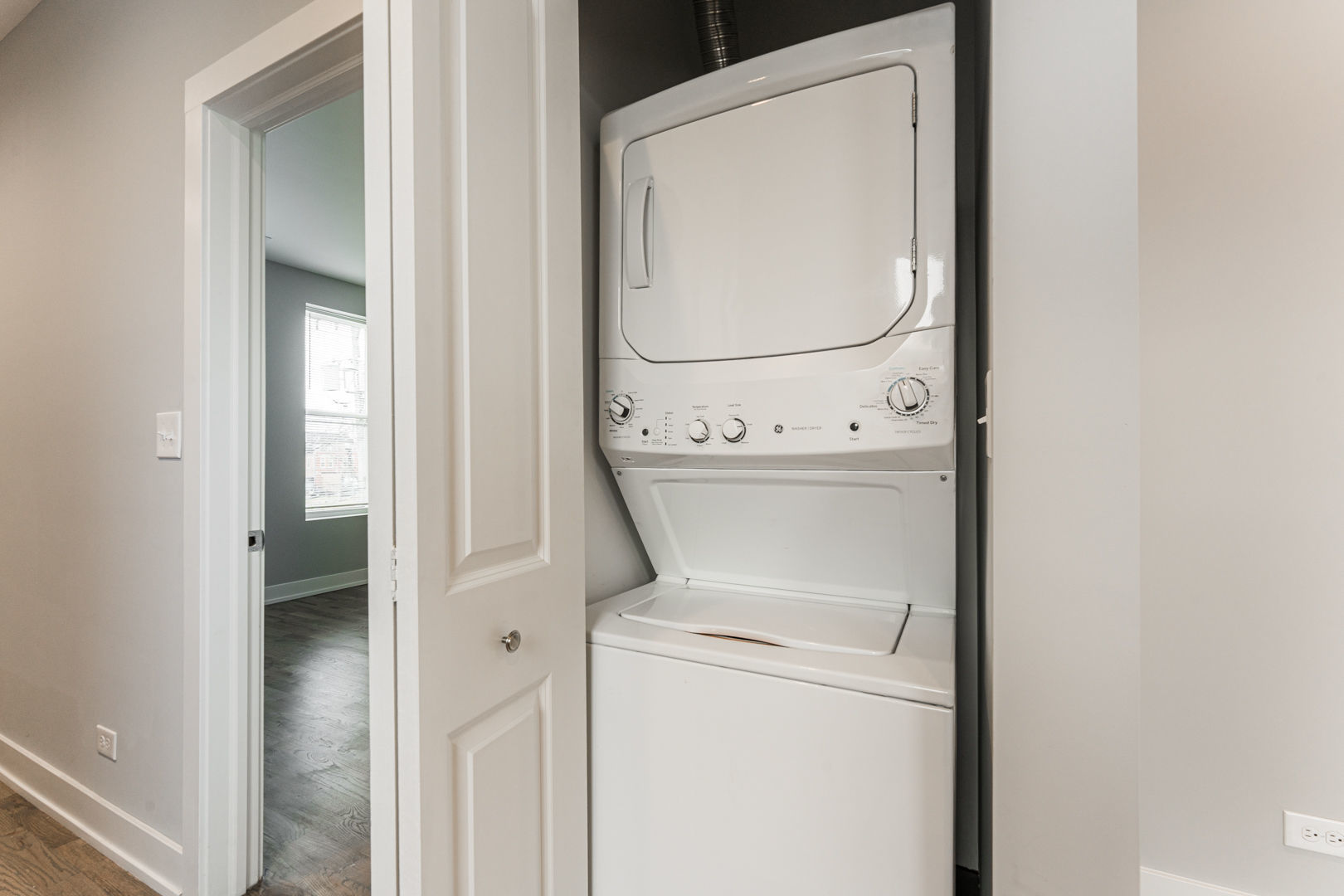 926 West 32nd Place, Unit 2F Chicago, IL 60608 - Photo 10 of 18 a utility room with dryer and washer