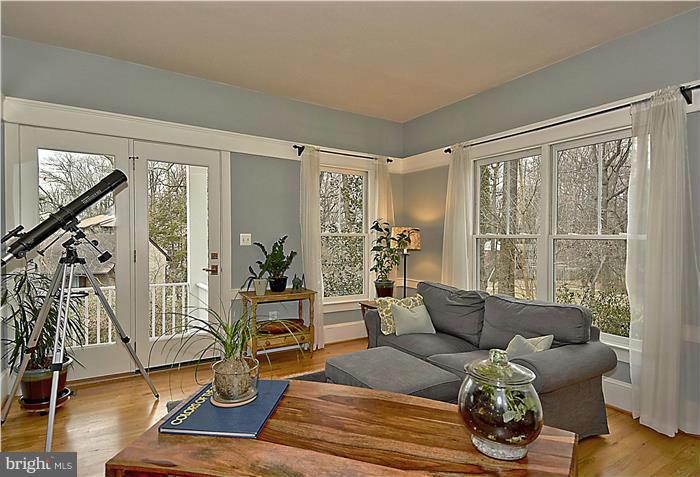 126 Hamilton Avenue Silver Spring, MD 20901 - Photo 5 of 28 Living Room