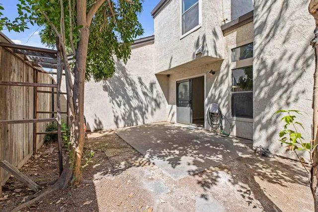 a view of a house with backyard