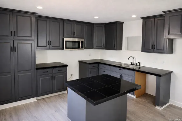 $1,975 | 507 West 5th Street, Converse, TX 78109