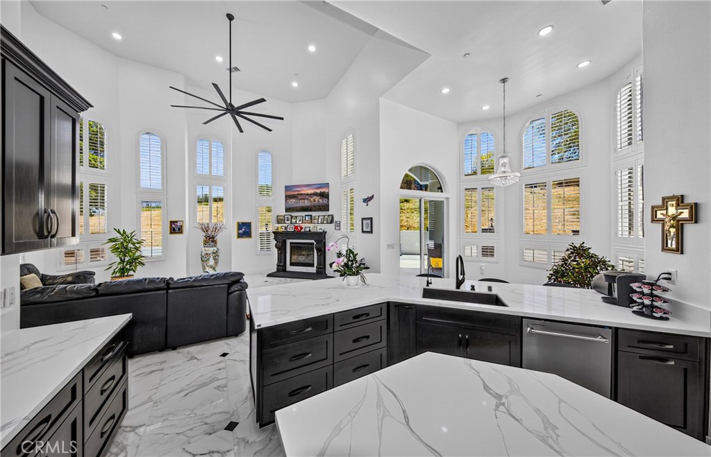 39625 County Line Road Beaumont, CA 92223 - Photo 11 of 54 Kitchen view towards Family room