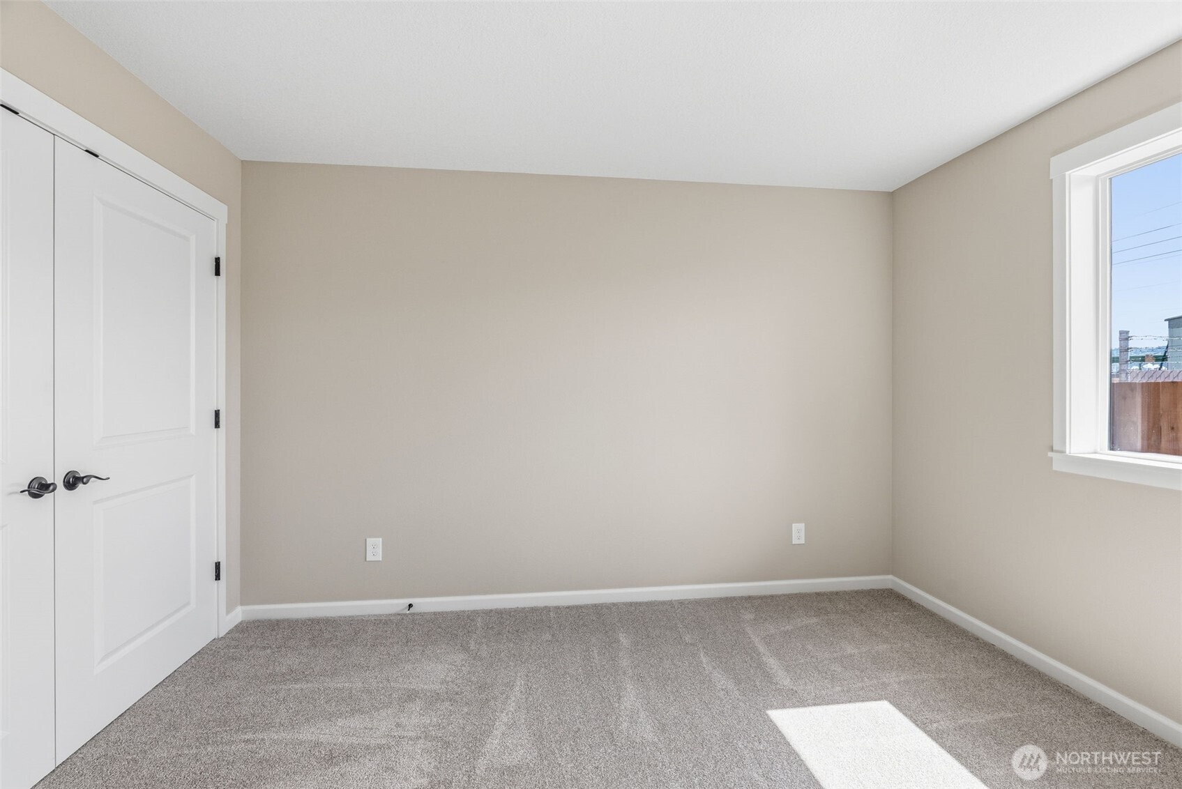 204 Douglas Street Longview, WA 98632 - Photo 27 of 31 a view of an empty room and window