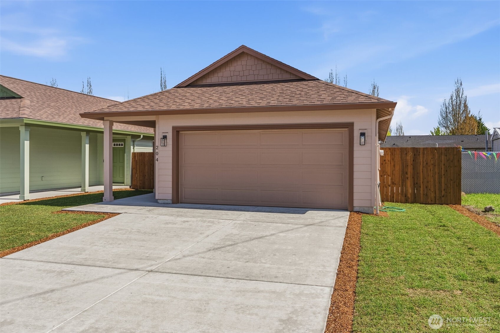 204 Douglas Street Longview, WA 98632 - Photo 10 of 31 a front view of a house with garden
