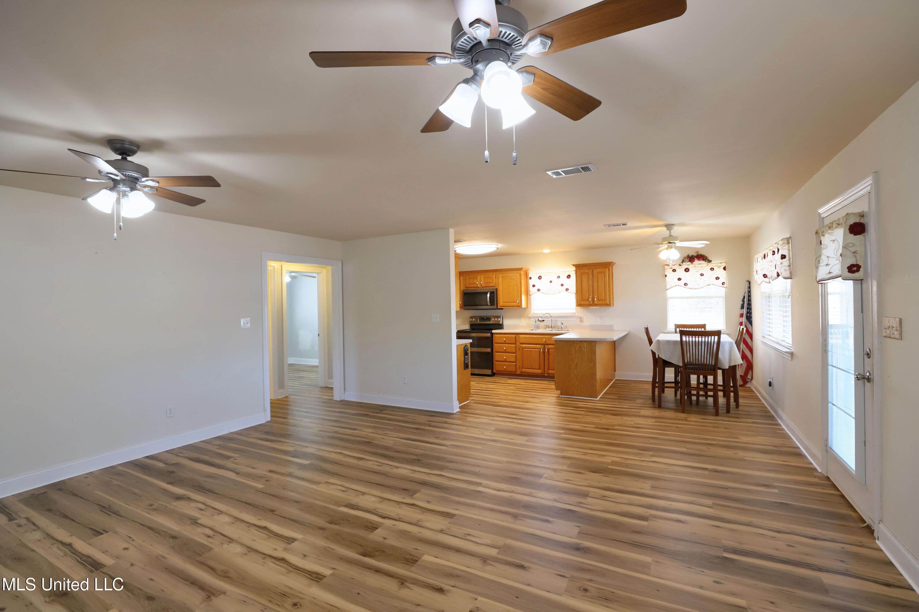 99 Hummingbird Drive Perkinston, MS 39573 - Photo 11 of 33 Living Room