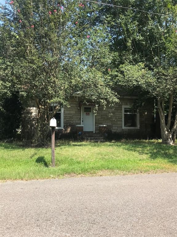 205 South 15th Street Silsbee, TX 77656 - Photo 2 of 7 a front view of a house with a yard and garage