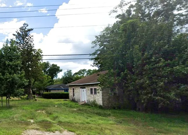 a view of backyard with garden