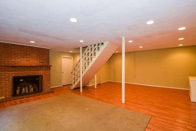 2227 Hunters Road Southwest Roanoke, VA 24015 - Photo 4 of 18 2227 Hunters Rd SW Family room 2