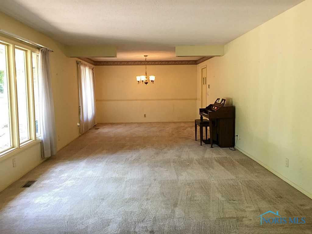 2348 Timberlawn Road Toledo, OH 43614 - Photo 6 of 20 Living Room.