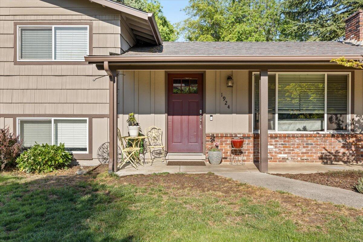 1924 Crestbrook Road Medford, OR 97504 - Photo 3 of 25 03-CI_7694